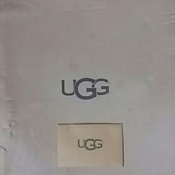 UGGS - Picture 3 of 3